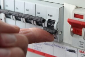 Cấp nguồn và kiểm tra không tải tủ điện công nghiệp.