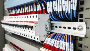 Quy tắc đấu dây dẫn trong quá trình thi công tủ điện công nghiệp.